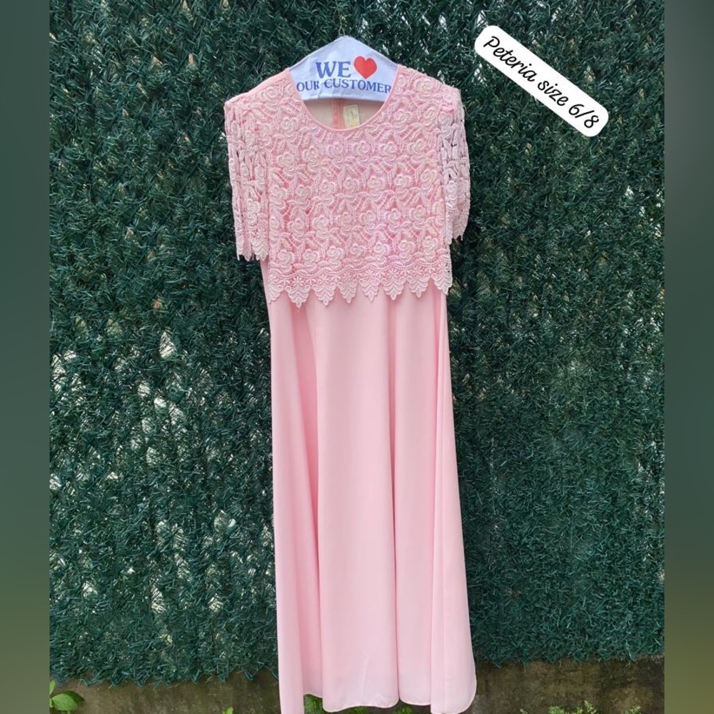 Beautiful dress by Peteria, fits like a 6/8